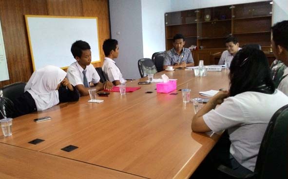 Komisi IV DPRD Kota Jambi ketika menerima siswa, mengenai perpisahan sekolah di ruang Komisi IV.